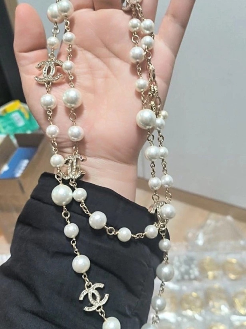 Pearl Statement Necklace in White & Gold Like New